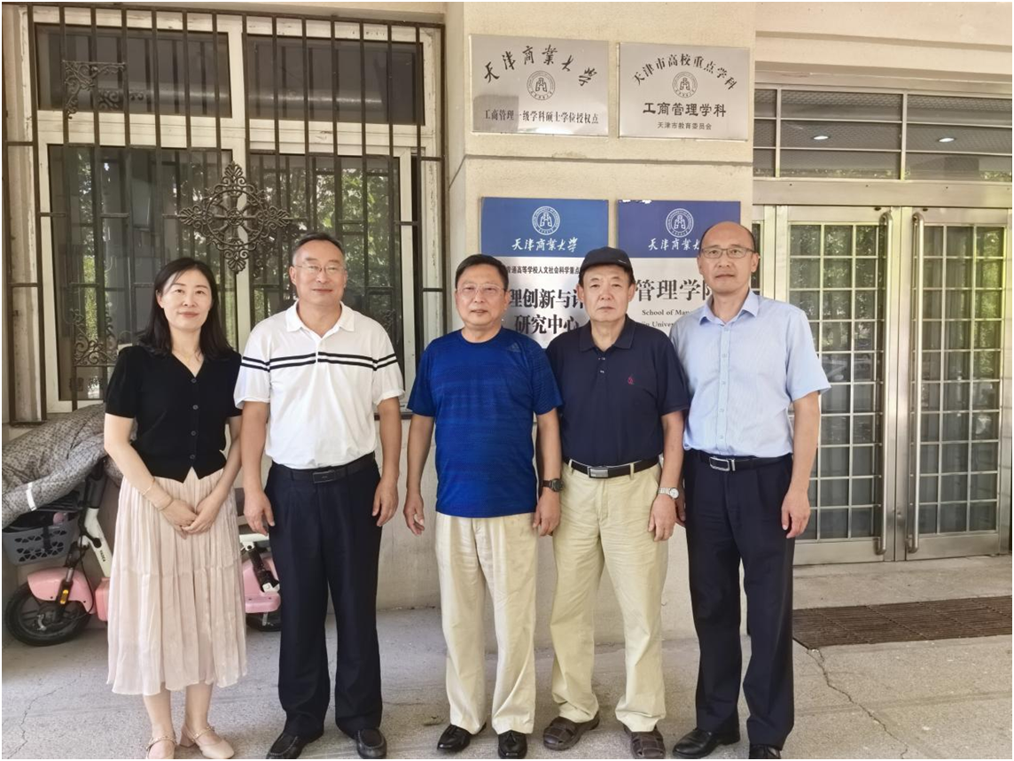 优秀校友李志先生向管理学院捐赠图书资料