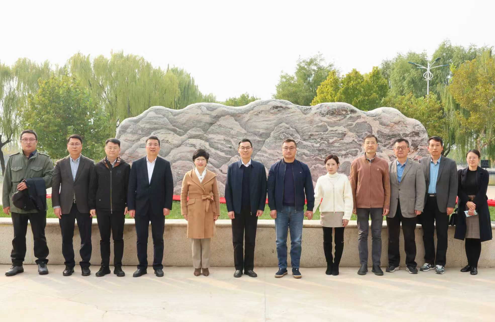 学校举行“江山如此多娇”景观石落成揭幕仪式